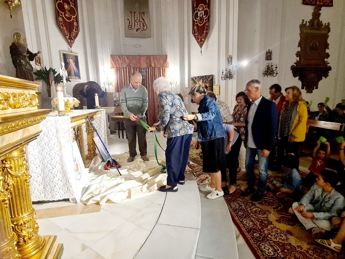 MFCTOLEDO's tweet photo. Ayer, los grupos y equipos del MFC de Yepes, iniciaron el curso con el rosario, la misa y una oración de familias con el lema del jubileo "Peregrinos de Esperanza". 
Contando con la presencia de nuestros queridos presidentes diocesanos Ricardo y Maria. https://t.co/vqn4jVit0y