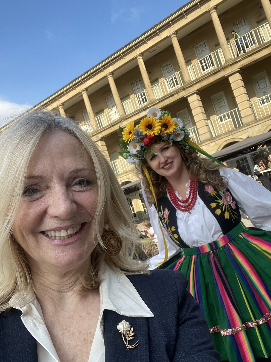 TracyBrabin's tweet photo. West Yorkshire’s diversity is its strength. 

Thank you @MigrationYorks 

Privilege to meet @RefugeesOlympic medal winners Donaugh &amp; visually impaired Junior who together brought home bronze for 400m in 50secs. 

#BradfordKeighleySkipton
DisabilityAthletics. @ThePieceHall https://t.co/v6xsEwKeA5