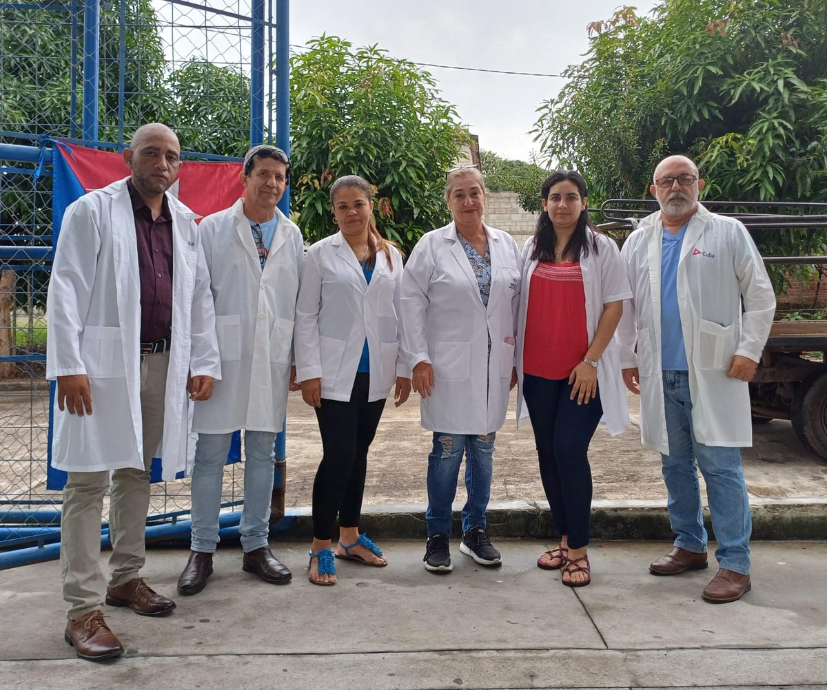 odannisluis's tweet photo. Mientras muchos se encargan de encrudecer el Bloqueo contra nuestra Isla, la Brigada Médica Cubana en Guatemala dona su tiempo libre ayudando a los más necesitados, a solo escasos metros de la República de El Salvador llegamos los agradecidos. 
#CubaPorLaVida 
#TumbaElBloqueo https://t.co/EUNSiwMMEi