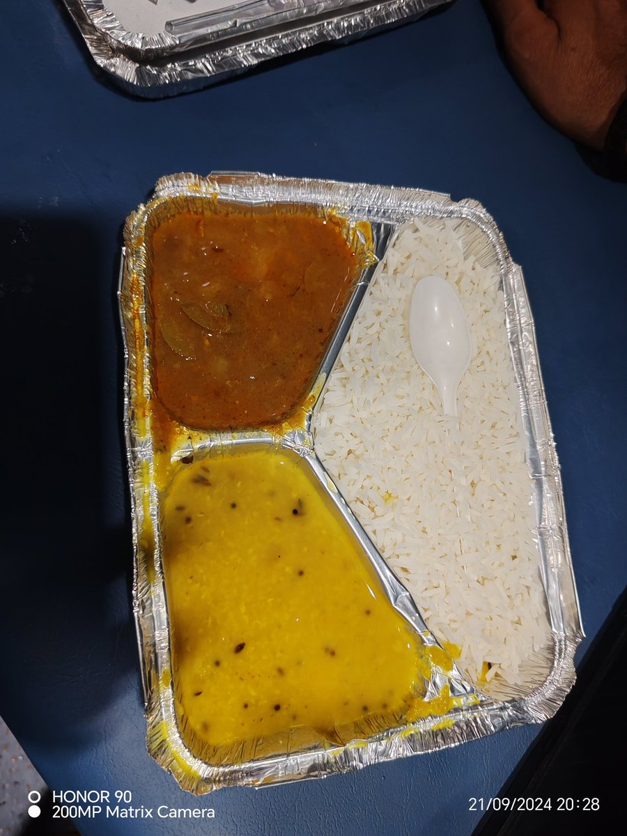 vickykwd's tweet photo. 130 ka khana #12129 aajad hind express.. Worth it or not..? https://t.co/MHafaRonFN