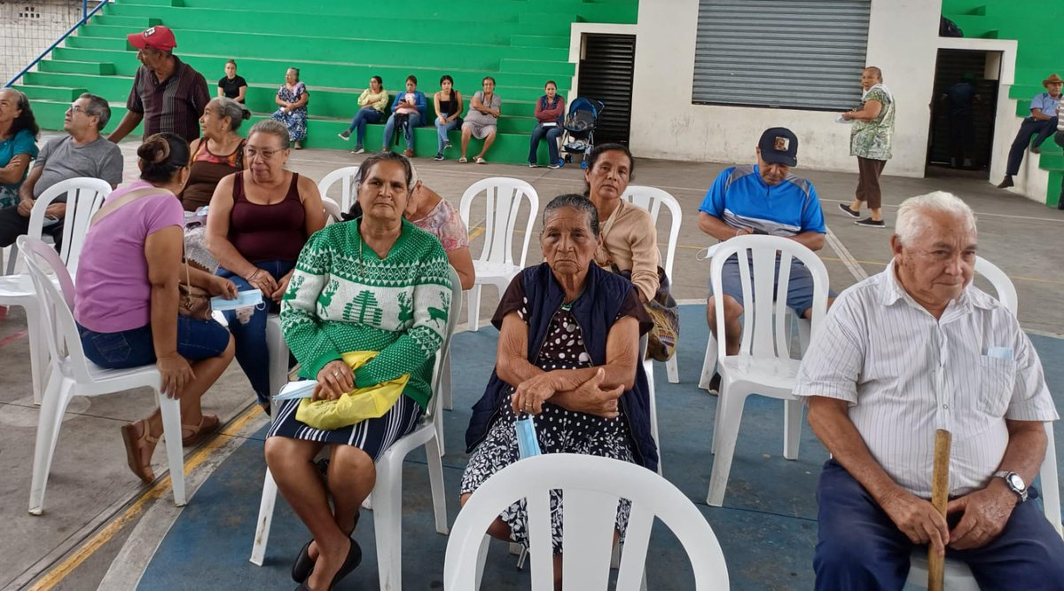 odannisluis's tweet photo. Mientras muchos se encargan de encrudecer el Bloqueo contra nuestra Isla, la Brigada Médica Cubana en Guatemala dona su tiempo libre ayudando a los más necesitados, a solo escasos metros de la República de El Salvador llegamos los agradecidos. 
#CubaPorLaVida 
#TumbaElBloqueo https://t.co/EUNSiwMMEi