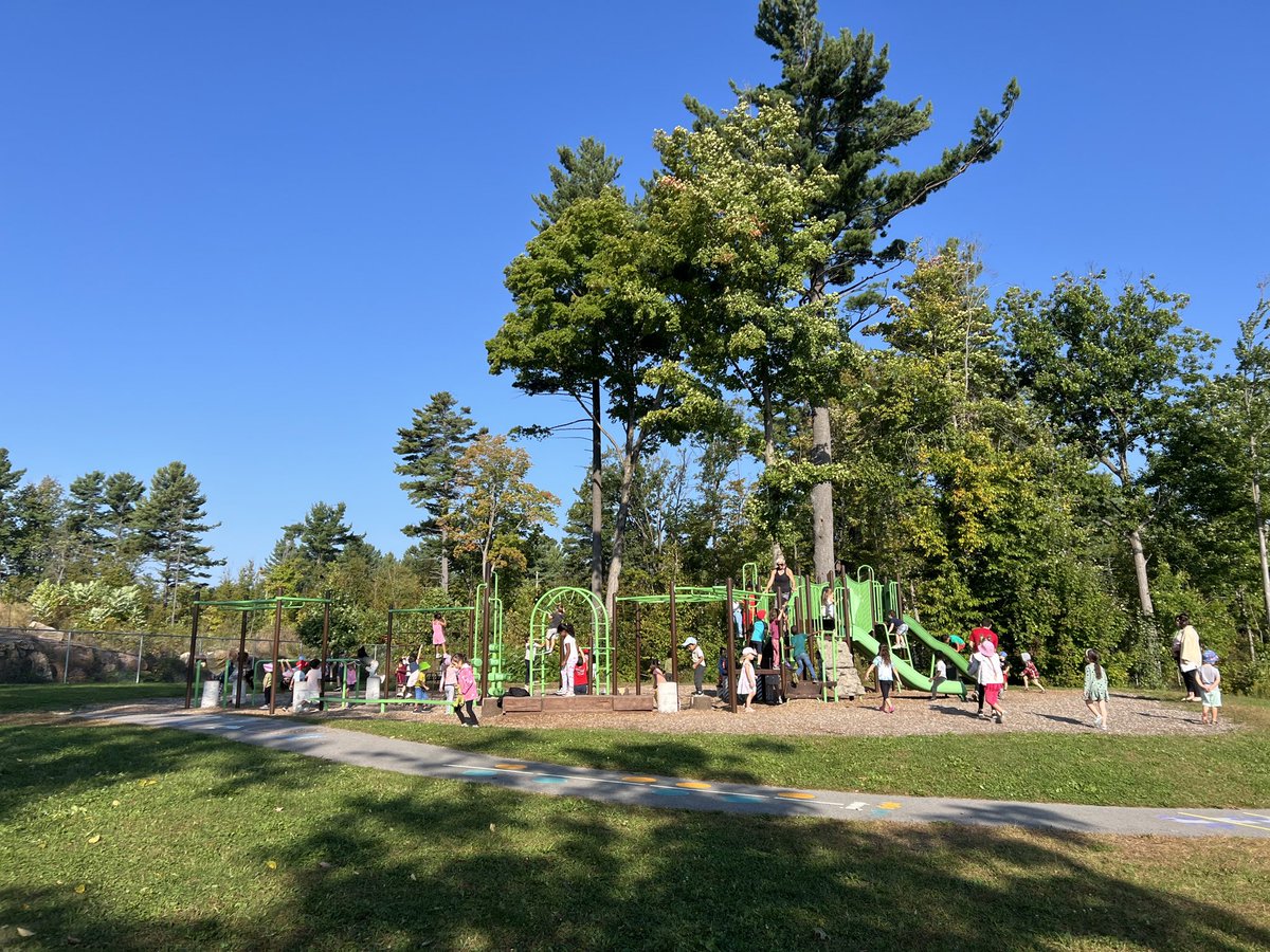 birch_kinders's tweet photo. Time on the play structure = communication, problem solving/critical thinking, collaboration, creativity, character, gross motor development… to name a few. Kindergarten IS Deep Learning! #ocsbK #ocsbDL
@OakKinder @kinderpines @StIsabelOCSB https://t.co/AFoYKtLv19