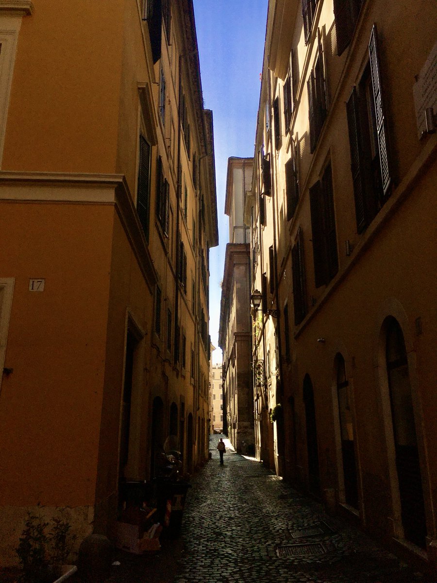 caputmundiHeidi's tweet image. Momento di silenzio a #Roma 🤍