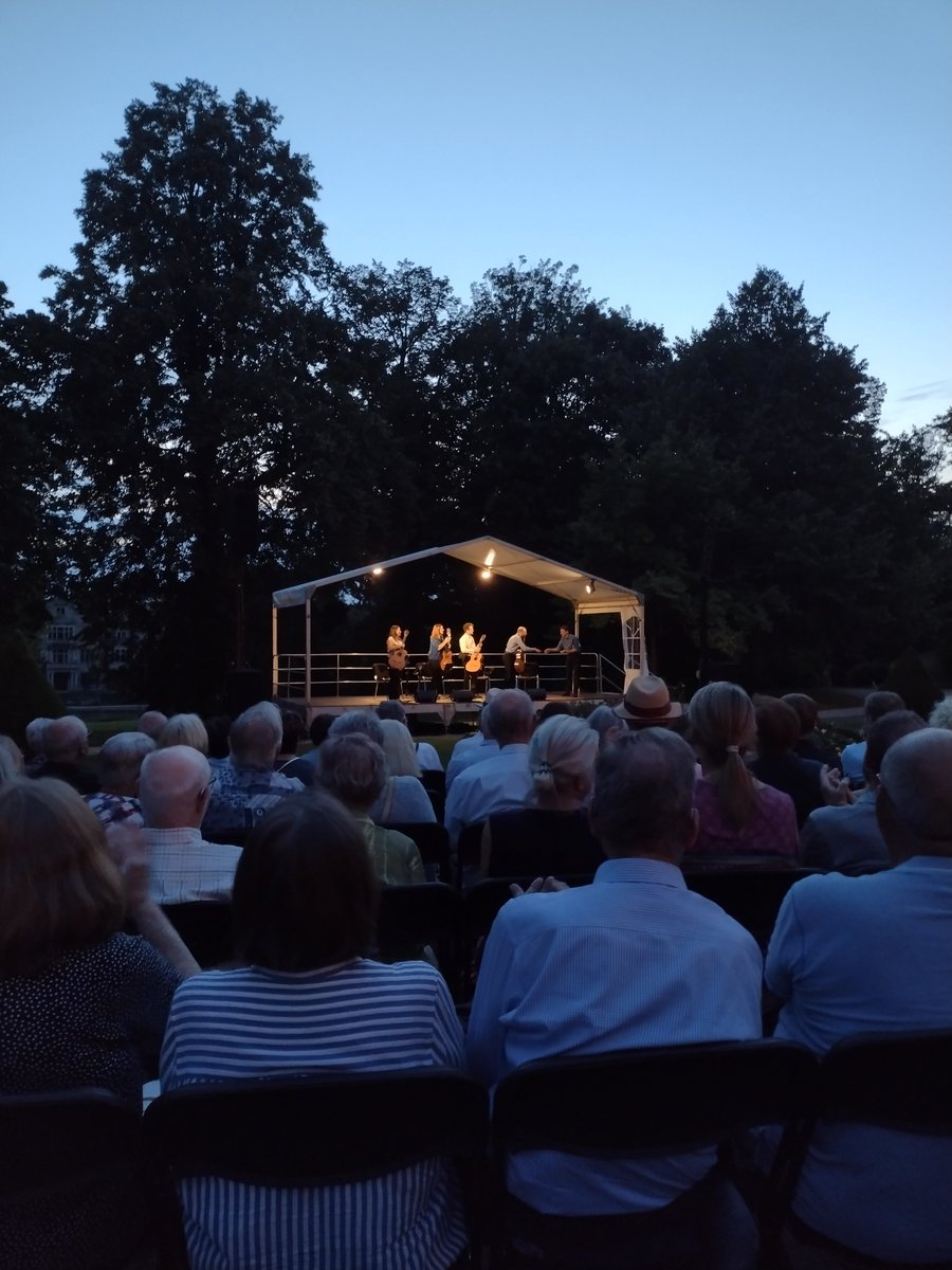 seanrobertsilva's tweet image. Synthesis, S53 Op.25 für Gitarrenquartett - Uraufführung
(Donnerstag, 29. August 2024)

Vielen herzlichen Dank an den MDR-Musiksommer und vor allem das Weimar Guitar Quartet für das wunderschöne Konzert!