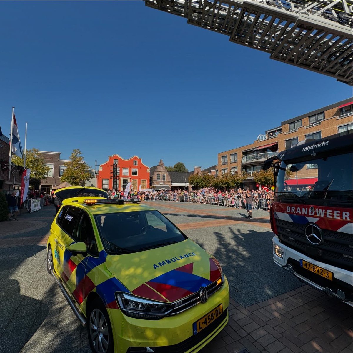 BartRichter's tweet photo. Vandaag heb ik de Veiligheidsdag in De Ronde Venen bezocht, georganiseerd ter ere van het 100-jarig bestaan van Brandweer Mijdrecht. Het was in één woord: fantastisch!

Voor jong en oud was er van alles te zien en te beleven. De brandweer was aanwezig vanuit meerdere kazernes, met verschillende specialismen zoals duikers, de brandweerboot, technische hulpverlening en de jeugdbrandweer. Daarnaast waren er ook de bedrijfsbrandweer van Johnson, ProRail, politie, de ambulancedienst (RAVU), defensie, reddingsbrigade, wensambulance, de gemeente en nog veel meer.

Deze geweldige dag werd georganiseerd door de vrijwilligers van de brandweer, in samenwerking met veel organisaties en met de steun van lokale ondernemers. Het was niet alleen een dag die bijdraagt aan veiligheidsbewustzijn en inzicht geeft in het werk van de hulpdiensten, maar ook een prachtig moment van verbinding binnen de gemeenschap.

De dag werd feestelijk geopend met een spectaculaire reddingsactie: burgemeester Divendal werd 'gered' vanuit het gemeentehuis door hem met een hoogwerker van het balkon te hijsen. Onder het toeziend oog van vele bezoekers werd hij vakkundig naar beneden gebracht.

#dekrachtvanvrijwilligers #brandweer #veiligheid #verbinding