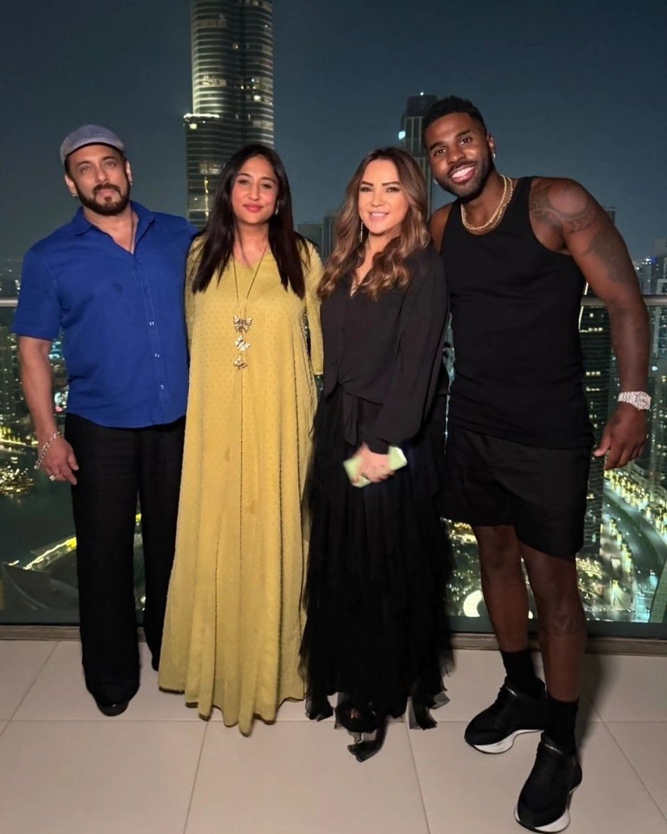 BSKFanClub's tweet image. #SalmanKhan with #JasonDerulo &amp;amp; fans in #Dubai 😍