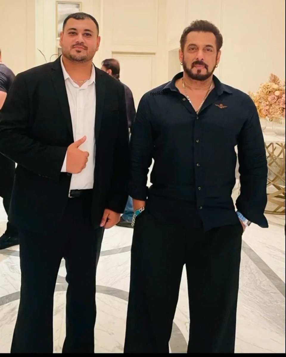 BSKFanClub's tweet image. #SalmanKhan with #JasonDerulo &amp;amp; fans in #Dubai 😍