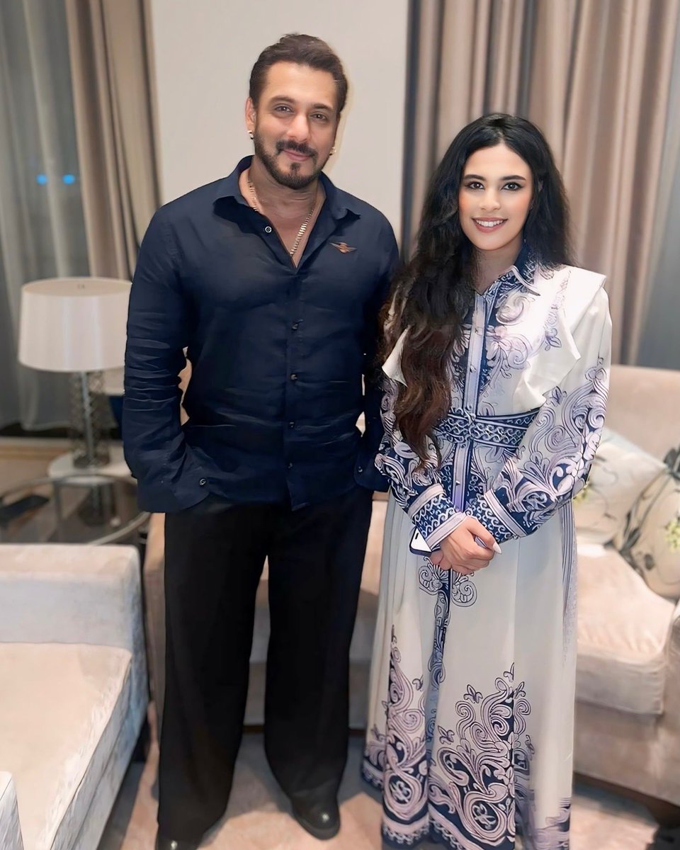 BSKFanClub's tweet image. #SalmanKhan with #JasonDerulo &amp;amp; fans in #Dubai 😍