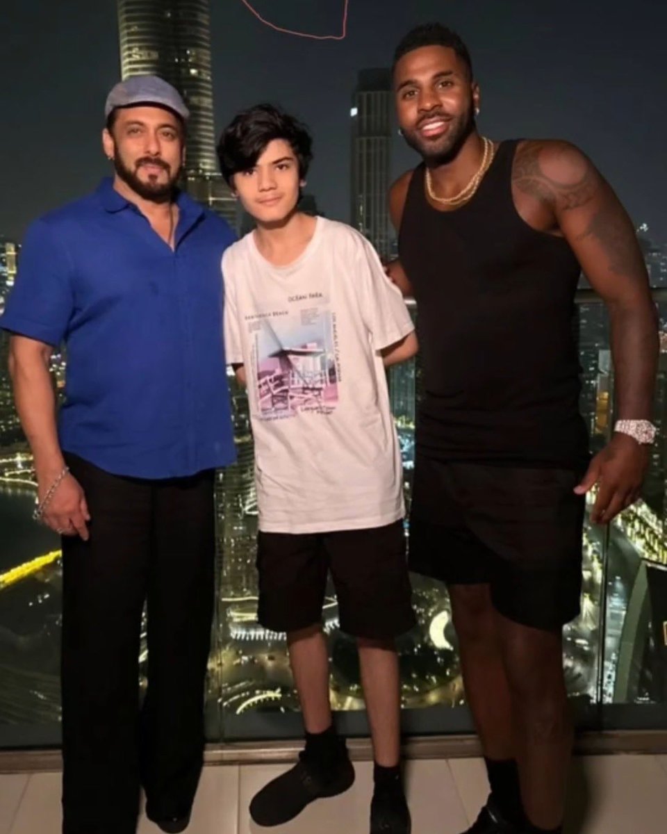 BSKFanClub's tweet image. #SalmanKhan with #JasonDerulo &amp;amp; fans in #Dubai 😍