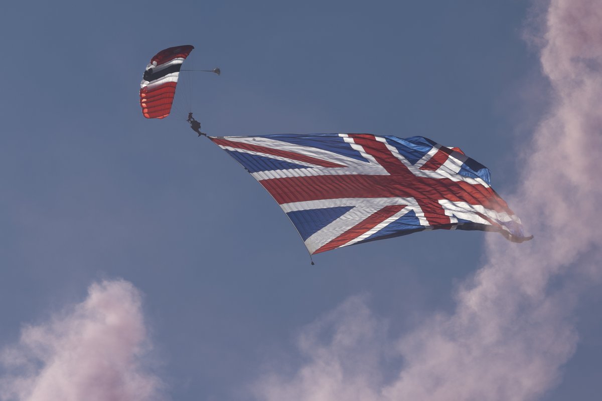DefenceHQ's tweet photo. 700 paratroopers, including British Army soldiers, jumped from military planes over Ginkel Heath in the Netherlands this morning. 🪂

The multinational parachute drop signalled the start of the #Arnhem80 commemorations, and formed part of NATO's Exercise Falcon Leap. 🪖 https://t.co/hyBWQ95RQP