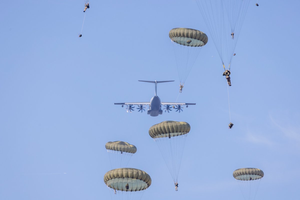 DefenceHQ's tweet photo. 700 paratroopers, including British Army soldiers, jumped from military planes over Ginkel Heath in the Netherlands this morning. 🪂

The multinational parachute drop signalled the start of the #Arnhem80 commemorations, and formed part of NATO's Exercise Falcon Leap. 🪖 https://t.co/hyBWQ95RQP