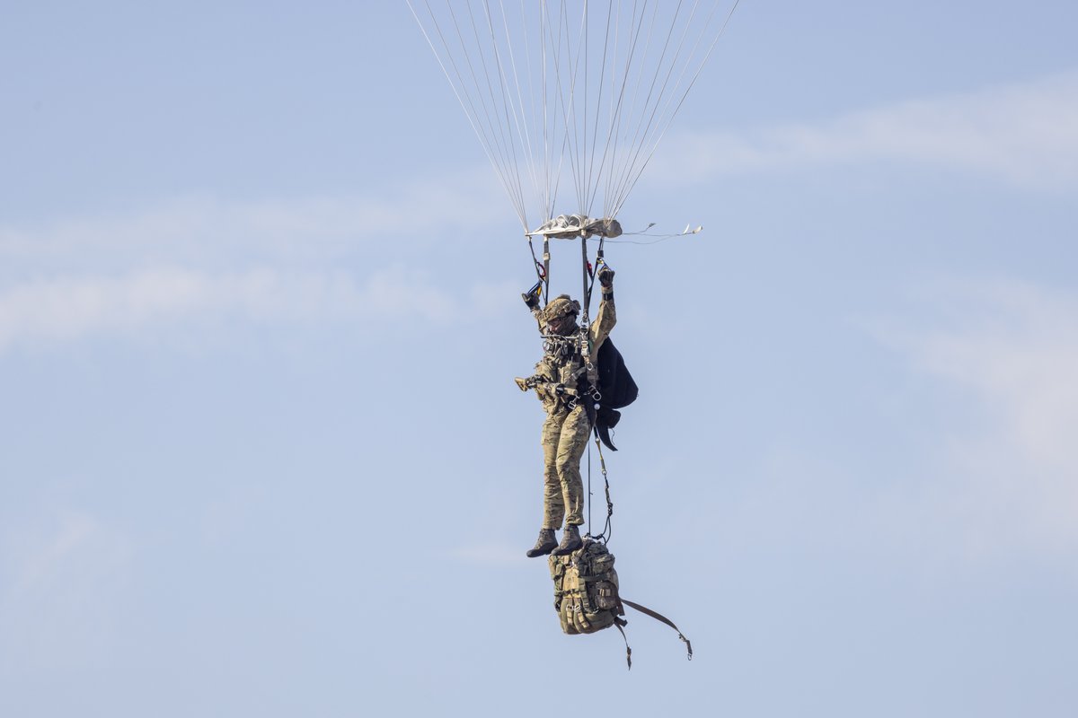 DefenceHQ's tweet photo. 700 paratroopers, including British Army soldiers, jumped from military planes over Ginkel Heath in the Netherlands this morning. 🪂

The multinational parachute drop signalled the start of the #Arnhem80 commemorations, and formed part of NATO's Exercise Falcon Leap. 🪖 https://t.co/hyBWQ95RQP