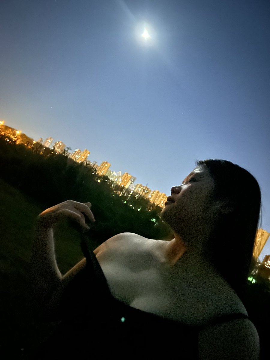 maidou2024921's tweet photo. 月光下的女孩 https://t.co/w1LGbs8Sor
