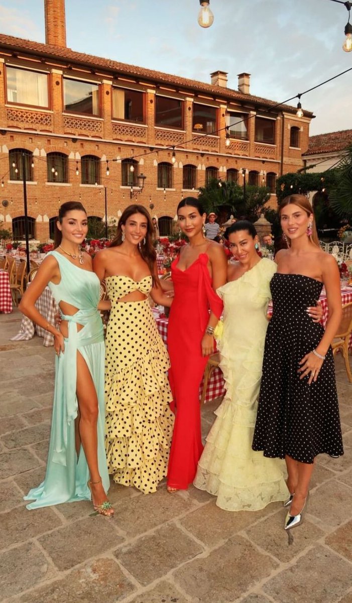 Magazin_Buradaa's tweet photo. Müstakbel eltiler Sima Tarkan'ın düğününde 🔥

#HandeErçel #SimaTarkan #Nazlı Sabancı https://t.co/h570cEB9Gj