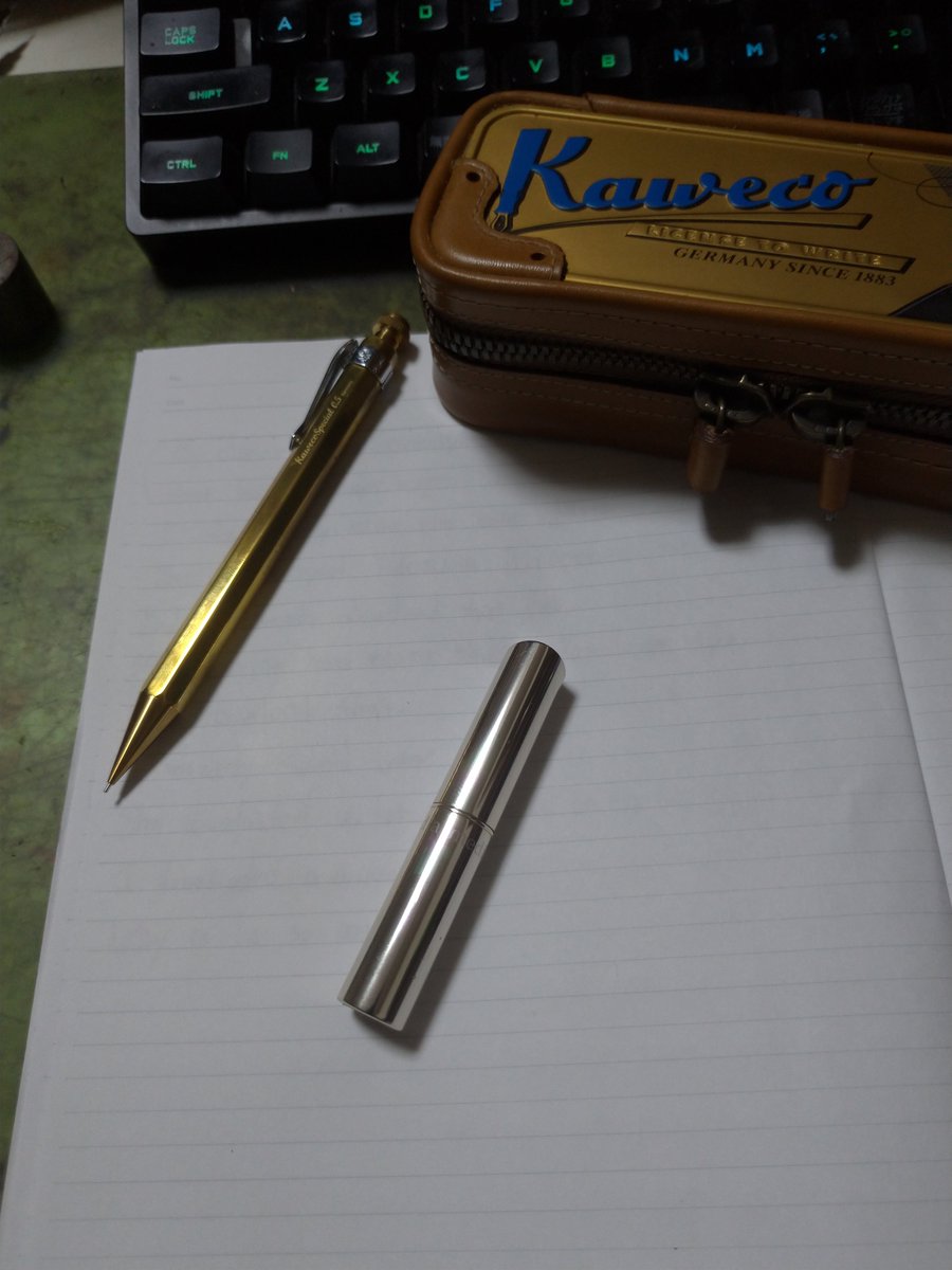Masa7ru9's tweet photo. 次はシャー芯ケースを作ろうと色々と捜していたら奥さんのリップクリームを見つけました！
サイズも形も良さそう！！だがまだクリームが残っている為、中の構造がよく分からない。
うちの奥さんお化���薄いし、大分先になりそうです。モジモジ。 https://t.co/PEG4dY64Ze