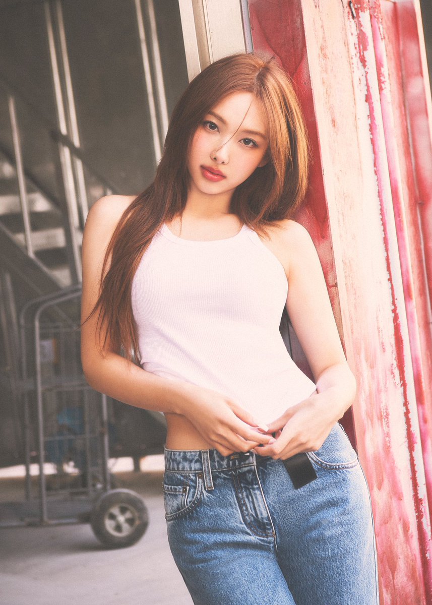 #TWICE ナヨン、誕生日おめでとう🎊🎂🎉

1995年9月22日生まれ。2010年中学3年生のとき家族に内緒でJYP公開採用7期オーディションを受け、全体2位でJYPに入社。15年TWICEでデビュー。22年ソロで人気歌謡トリプルクラウン達成。万能型アイドルで、末っ子のような長姉という魅力を持つ
#HappyNAYEONday