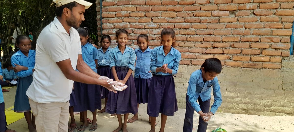 EcMotihari's tweet photo. #SBM(G)/#LSBA #SHS2024 के अंतर्गत सरकारी विद्यालय के बच्चों को #HAND_WASHING अभियान से चला कर स्वस्थ एवं सुरक्षित रहने के बारे में जानकारी दी गई |
@Dm_Motihari @MoJSDDWS
@SwachhBharatGov @MoHUA_India @swachhbharat @kumarvinuvinay @rajeevjauhari1 @rajeshkbas42 @IPRDBihar @BiharRDD https://t.co/AWX3QlVQ7h