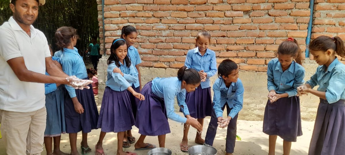 EcMotihari's tweet photo. #SBM(G)/#LSBA #SHS2024 के अंतर्गत सरकारी विद्यालय के बच्चों को #HAND_WASHING अभियान से चला कर स्वस्थ एवं सुरक्षित रहने के बारे में जानकारी दी गई |
@Dm_Motihari @MoJSDDWS
@SwachhBharatGov @MoHUA_India @swachhbharat @kumarvinuvinay @rajeevjauhari1 @rajeshkbas42 @IPRDBihar @BiharRDD https://t.co/AWX3QlVQ7h