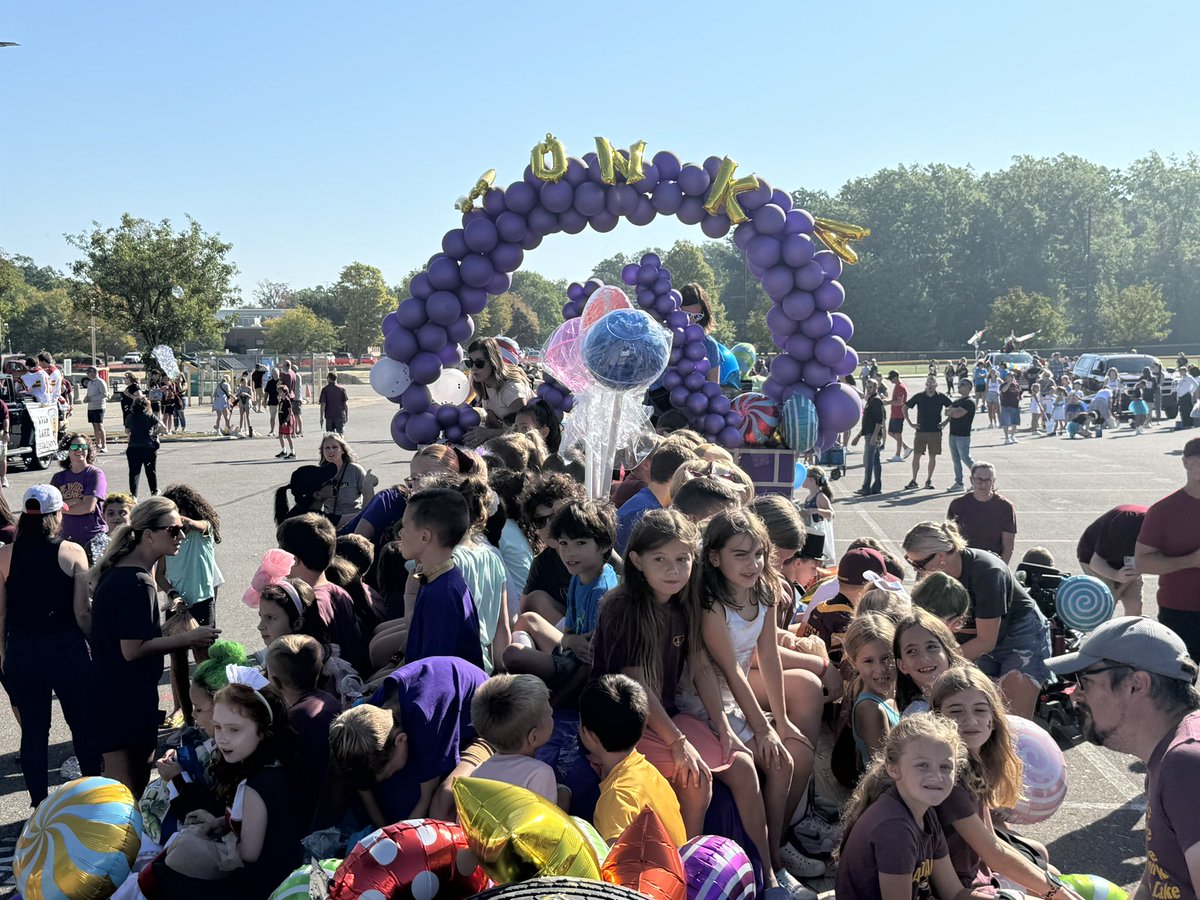 ALEastview's tweet photo. @AvonLakeSchools Homecoming Parade https://t.co/dTWjjfmSKb