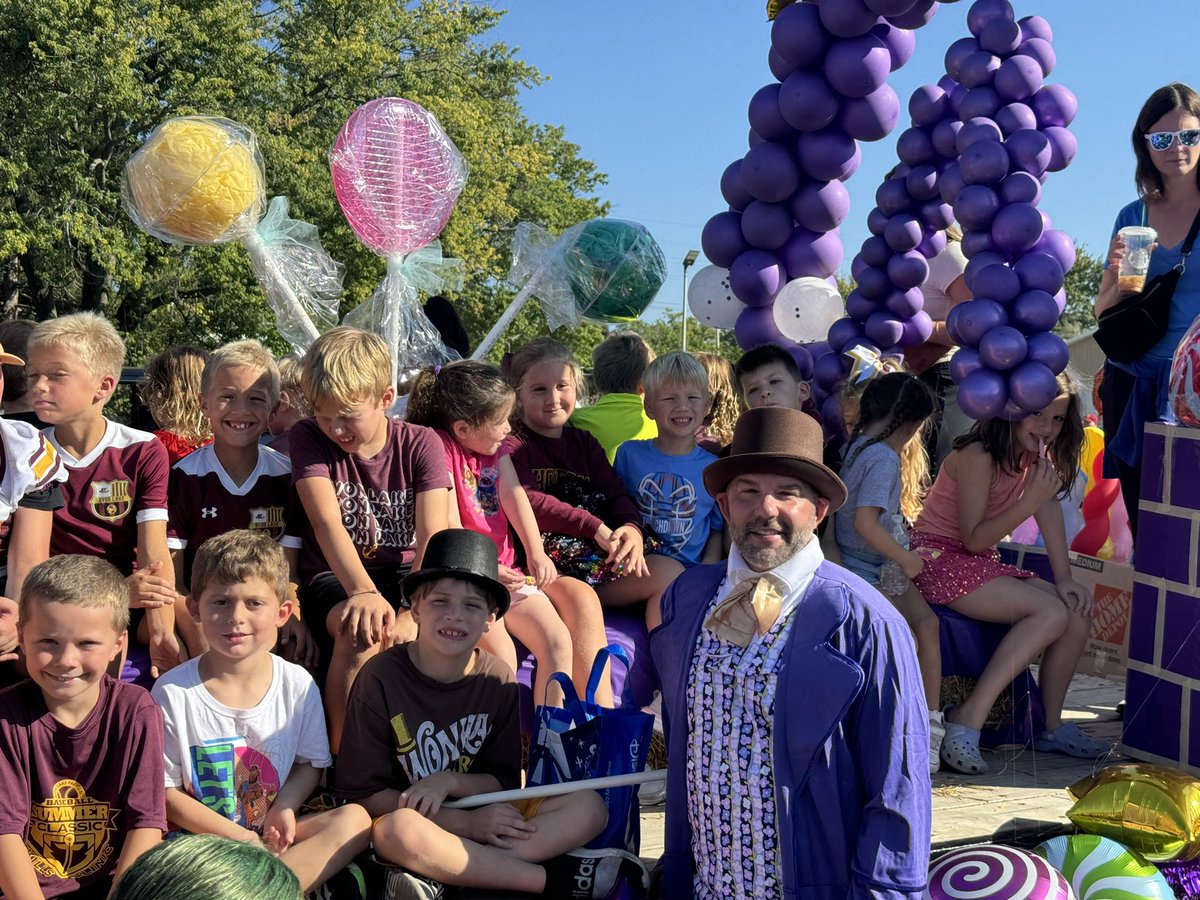 ALEastview's tweet photo. @AvonLakeSchools Homecoming Parade https://t.co/dTWjjfmSKb