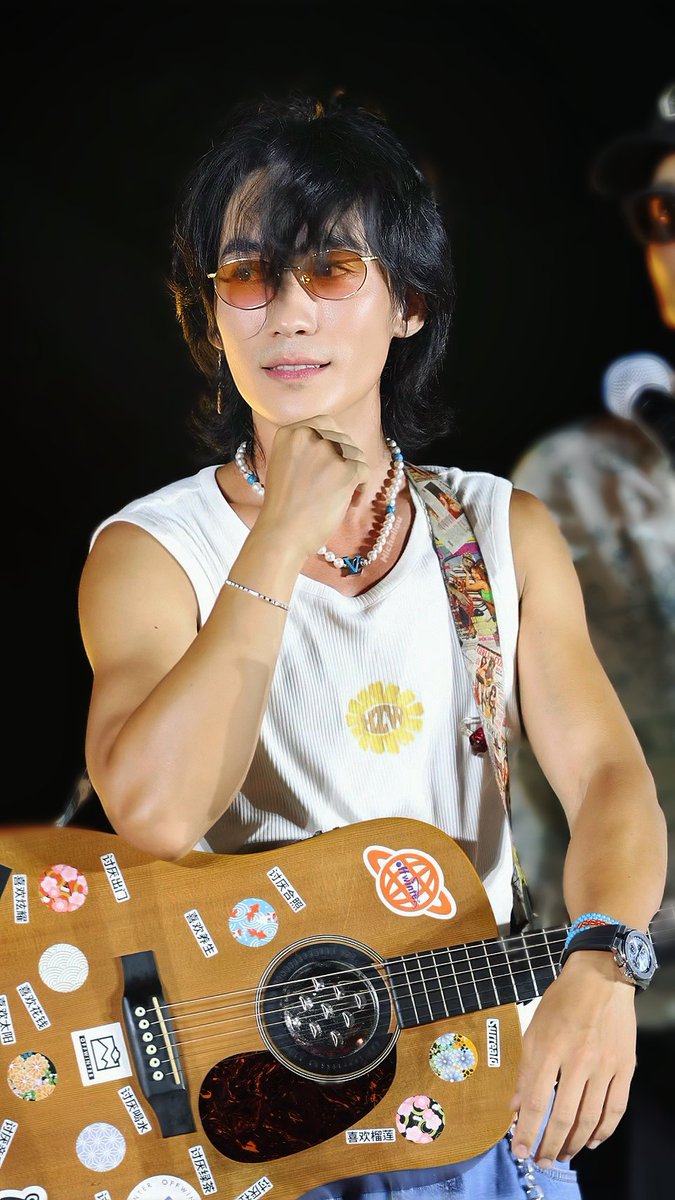 loveblue23333's tweet image. He's so incredibly handsome, it's almost unfair! And those muscles? Wowzers! 💪 They're like works of art! #ZhuYilong #MuscleGoals 🔥#朱一龙 #dongjiiand