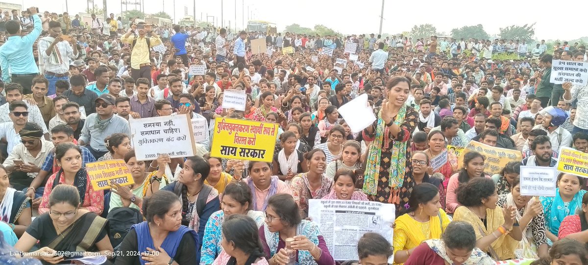 यह आवाज है 33000 शिक्षक भर्ती की।।
आज डीएड एवं बीएड अभ्यर्थियों ने मुख्यमंत्री निवास घेराव किया।
उपस्थित भीड़ ने सरकार को आगामी चुनाव में सीधा अल्टीमेटम दे दिया है।