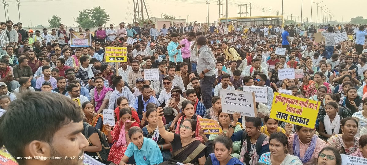 CGDedBedSangh's tweet photo. यह आवाज है 33000 शिक्षक भर्ती की।।
आज डीएड एवं बीएड अभ्यर्थियों ने मुख्यमंत्री निवास घेराव किया।
उपस्थित भीड़ ने सरकार को आगामी चुनाव में सीधा अल्टीमेटम दे दिया है। https://t.co/coQlAysSiX