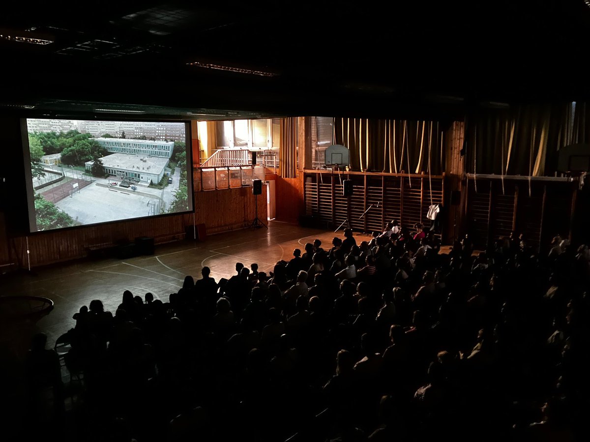 ZsoltAlmasi's tweet photo. Fekete pont vetítés, a film helyszínéül szolgáló iskola tornatermében. https://t.co/WKNWPZtpqv