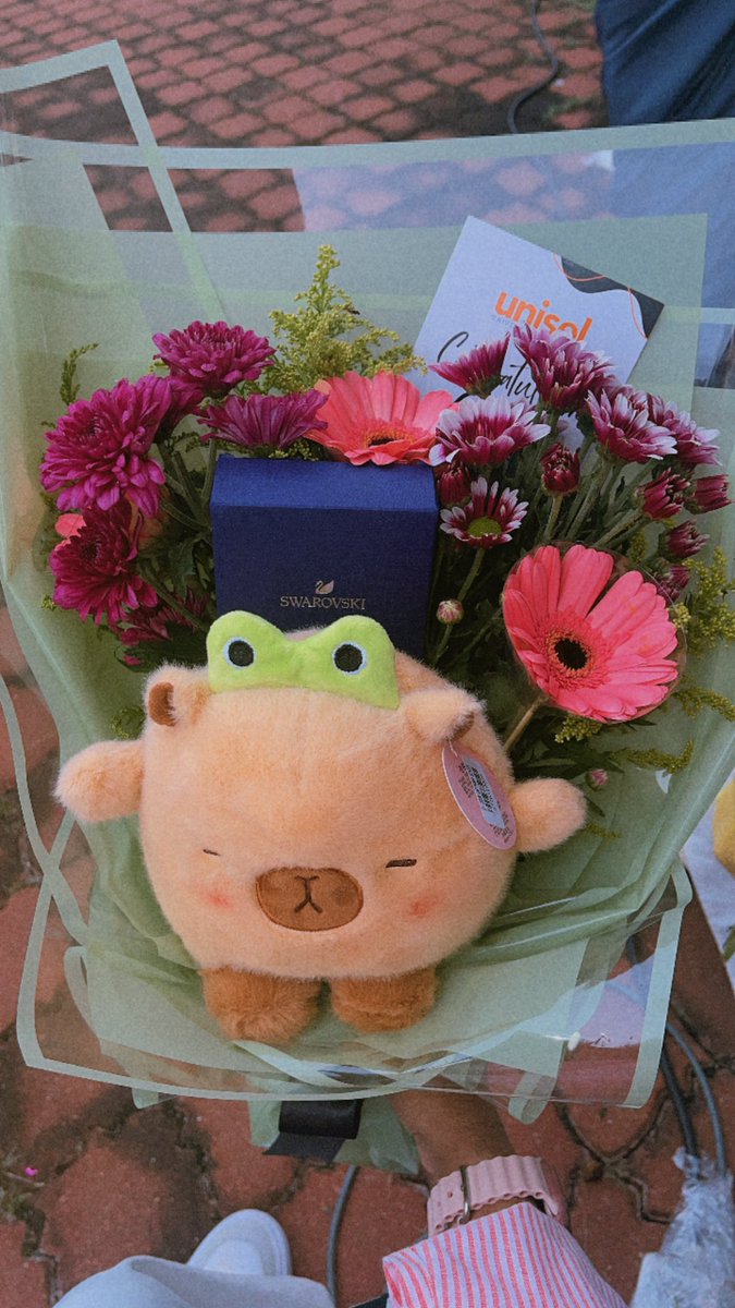 Filzaizzatee's tweet photo. Congratulations sister for graduation
All the best for future👩🏻‍🎓
Dari kecik hingga besar kita always together and 
you already know how i love you 🥰
Aku bangga dengan kau hari ini🥺
Kalau papa kau ada mesti dia happy🥹
Aku dah tunaikan janji always ada dengan kau❤️ https://t.co/YqwtebIJId