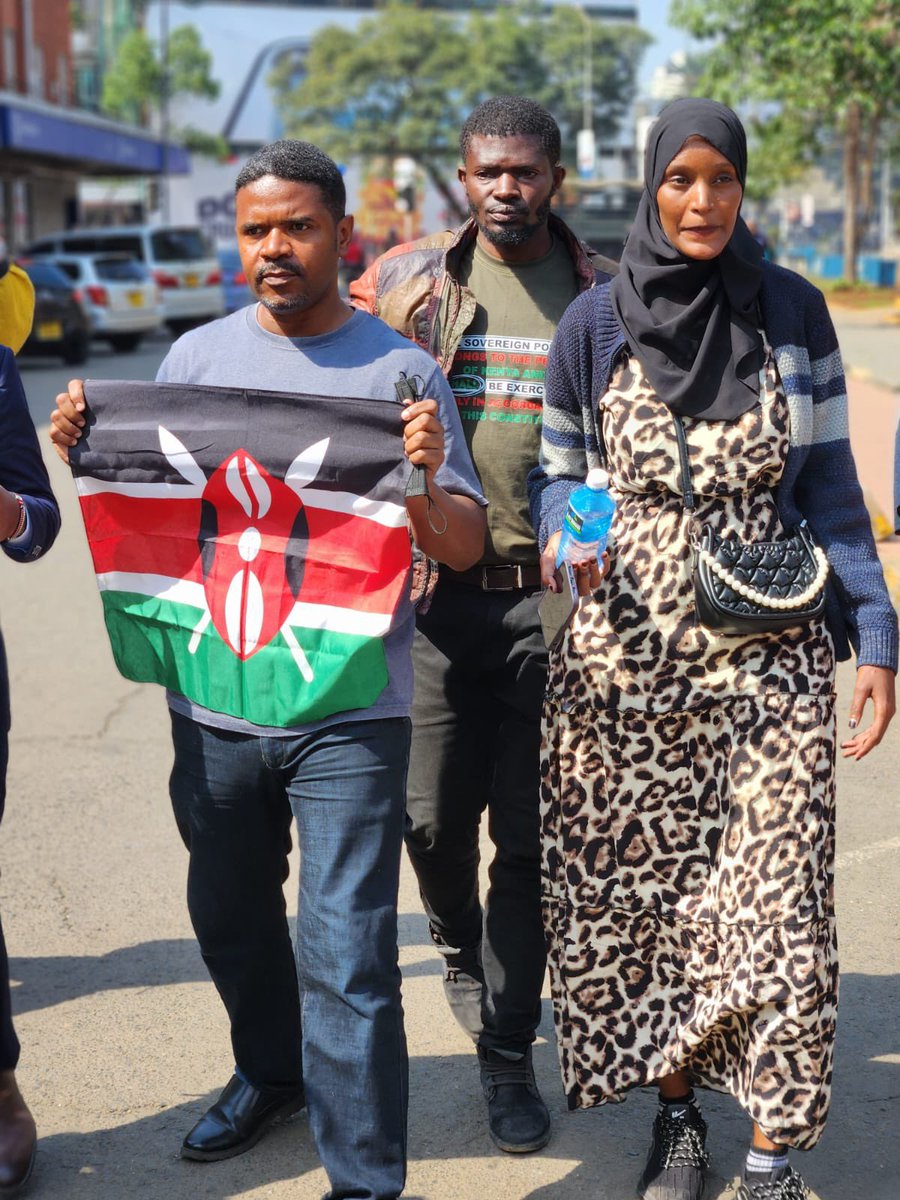 Nyandia_G's tweet photo. #BanRutoAtUNGA79 

Last Photo is a cop arresting a 16 year old who had gone out to buy food in Mlolongo.

BAN RUTO AT UNGA79 https://t.co/Nt4qxlb563