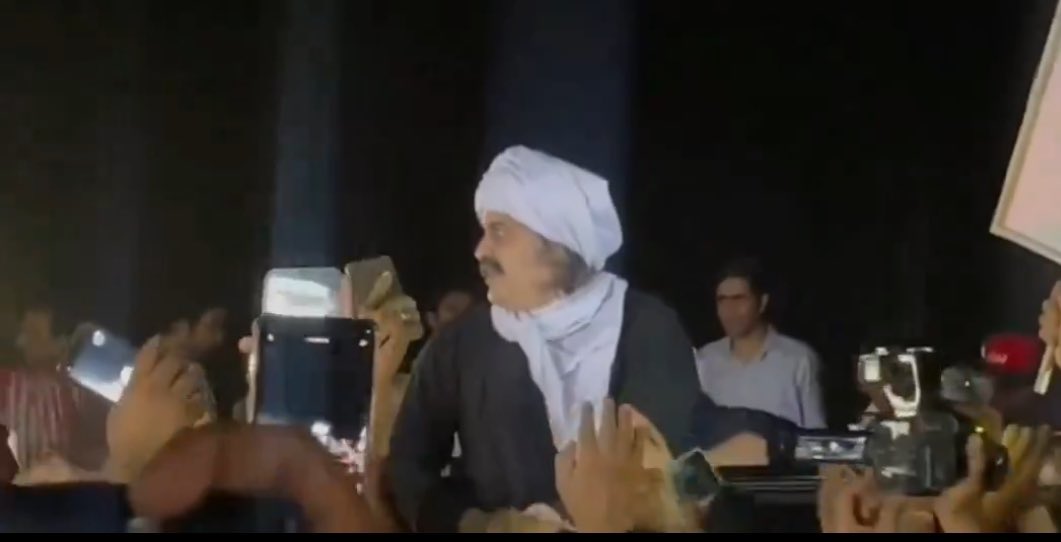 falakjavaidkhan's tweet photo. دولہا پہنچ گیا ہے دلہن نہیں پسند آئی باراتیوں کا دلہن کے بغیر جانے کا فیصلہ۔۔۔ https://t.co/FhVoOl7jCE