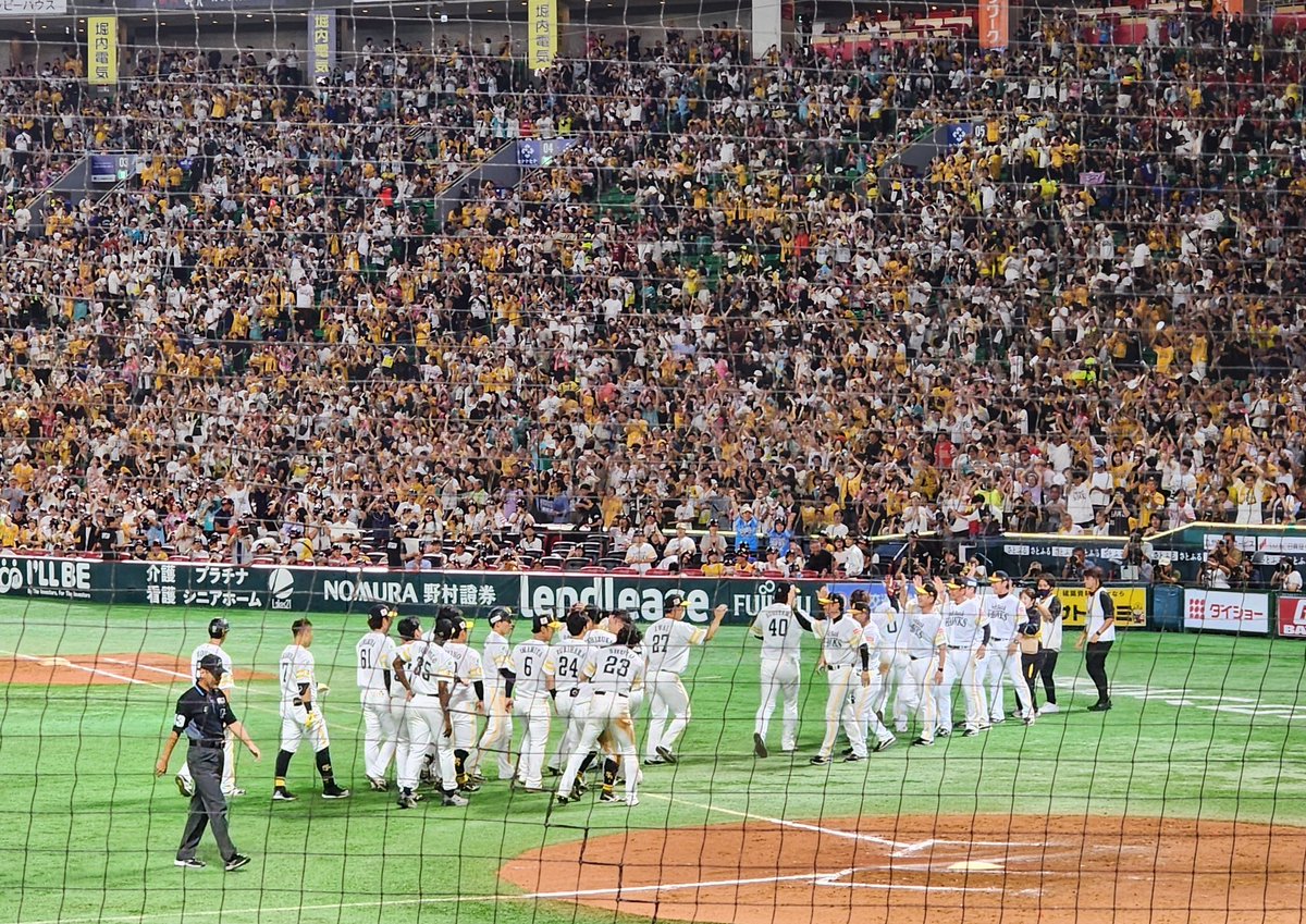 Rico89776402's tweet photo. 初のPayPayドーム

#逆転サヨナラホームラン
最高の試合で楽しかった！

#藤井フミヤ
デビュー921から41周年！
#勝利の空へ がラストに流れた♡

あーー最高に幸せだ
これからも共によろしくです。

#SoftBank
#PayPayドーム https://t.co/6GLINzjkni