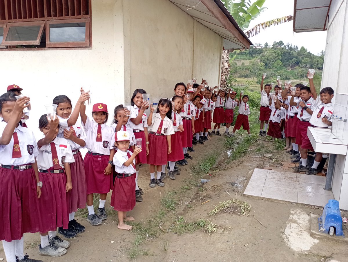 way_mitra's tweet photo. Monika dan anak-anak di desa huta rihit saat ini sudah mendapatkan akses air minum di sekolah dan juga di rumah-rumah mereka. Thank you @PDJF_dk and @water_mission for all your support for Safe water  program in Indonesia #waterbuilds #Hope #Joy https://t.co/KLbHtxfvIf