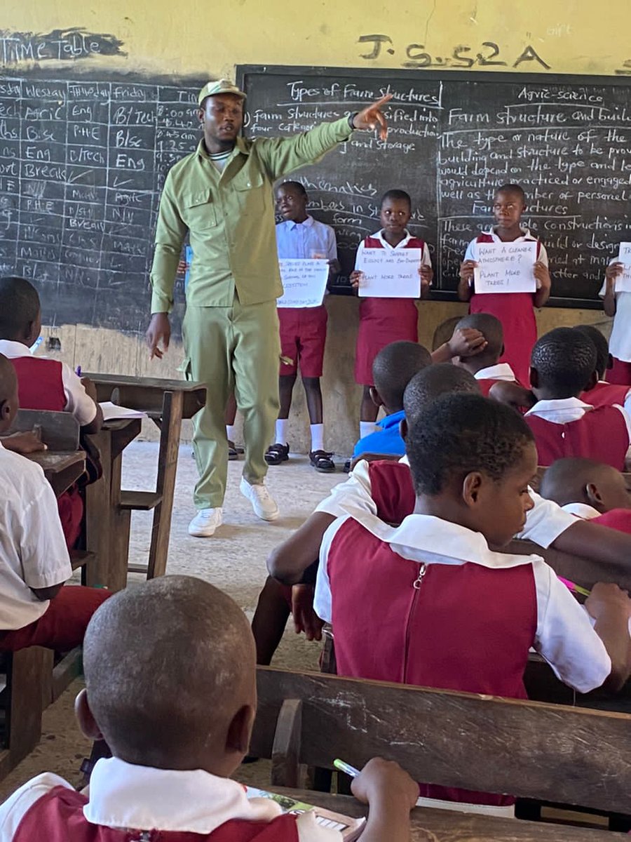 LAMOSH_SNR's tweet photo. Pictures from my first stop@ Ebedei secondary school, Ukwuani LGA, Delta state. 
Started by sensitising the students  on the importance of trees in ensuring a healthier environment. We afterwards went intothe field and planted. 
The pictures are proof of the great time we had😁 https://t.co/9VlbXzlov5