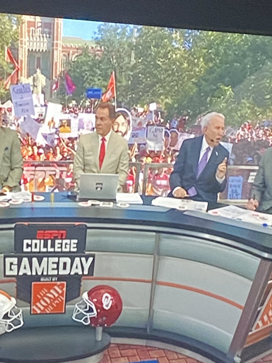 DrBadElf's tweet photo. @benshapiro Matt Walsh sign during game day! https://t.co/Tmw29nudYG