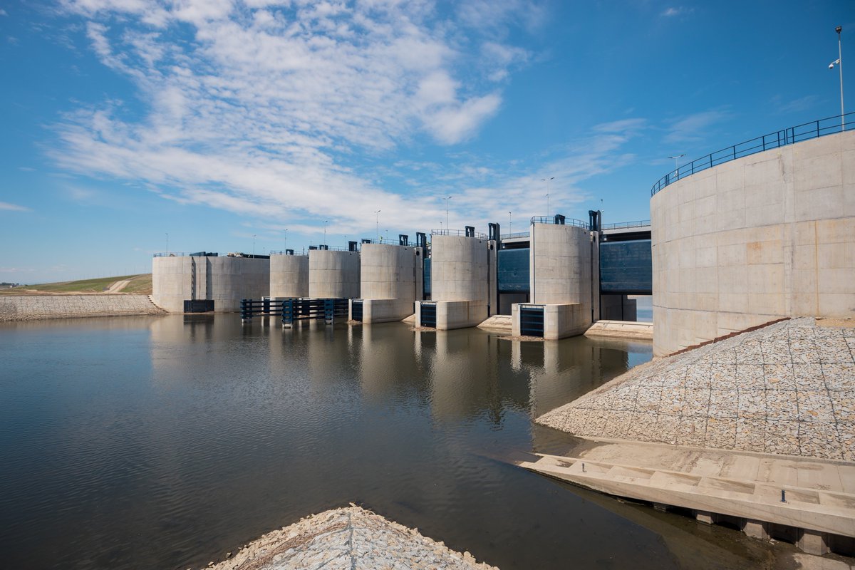 1/2 💪 Zbiornik Racibórz Dolny ochronił wiele nadodrzańskich miejscowości przed tragiczną powodzią. Jego budowa kosztowała ok. 2 mld zł i możliwa była między innymi za sprawą środków przekazanych przez Unię Europejską, Bank Światowy, czy pochodzących z Budżetu Państwa.