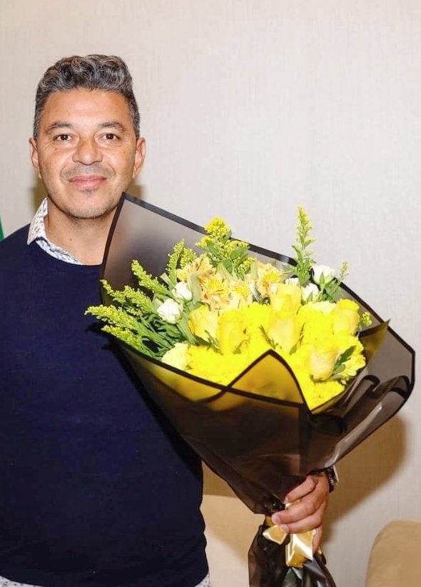 Lopezantonella_'s tweet image. Ella sabía que él sabía
Que algún día pasaría
Que vendría a buscarla
Con sus flores amarillas