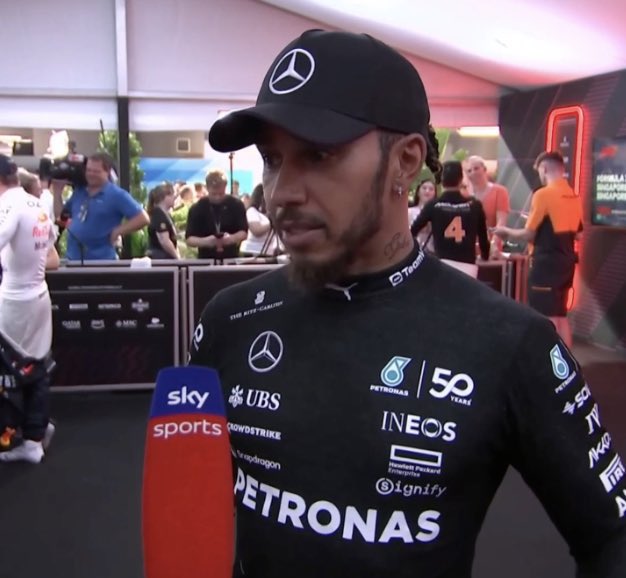LH44SevenWC's tweet photo. Hamilton sobre la lucha con McLaren mañana:

“Va a ser una batalla difícil, Ya sabes, Con sus alas delanteras y traseras moviéndose.”

JAJAJAJA Cabra 🐐🐐 https://t.co/P0UbZLUDj0