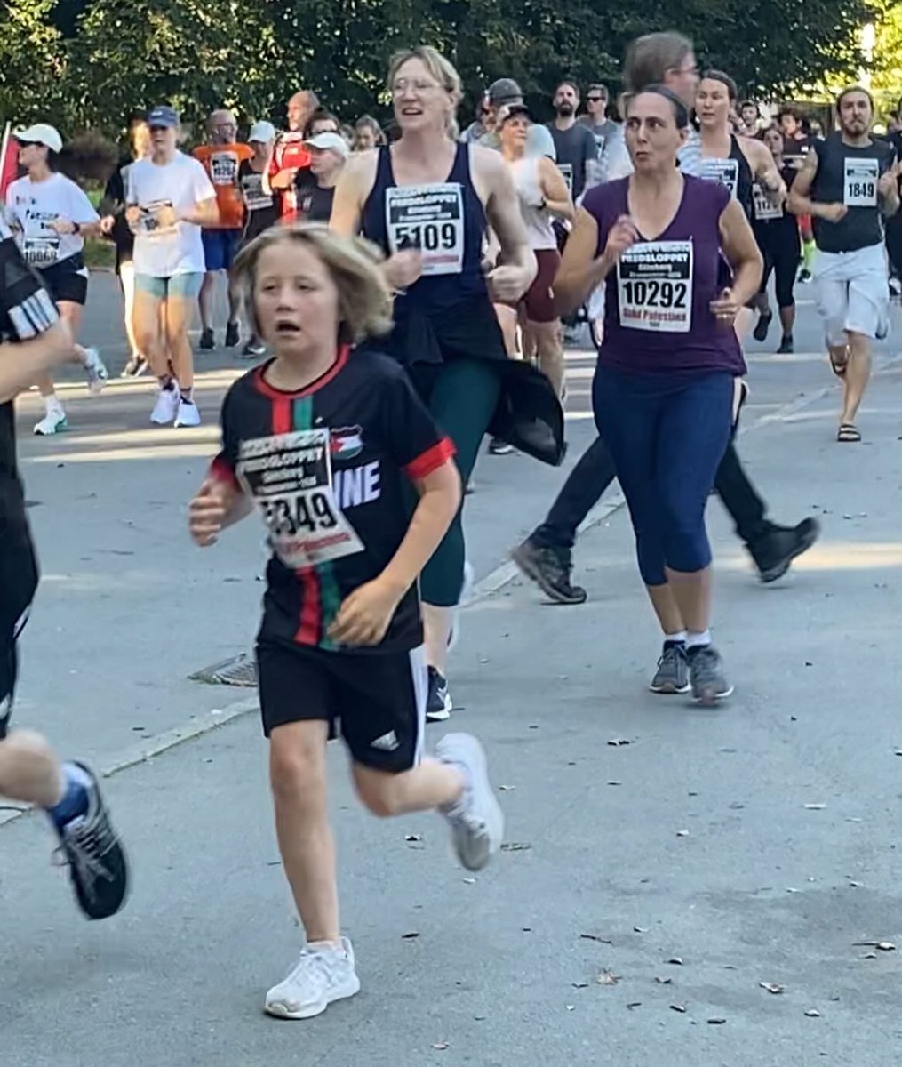 kvaxjo's tweet image. Stor framgång för årets Fredslopp och för solidaritetsrörelsen. Fler än 1500 deltog i de olika loppen i Göteborg idag och många många andra var på plats. Löpvägen kantades av göteborgare som hejade på och visade sitt stöd för Palestina. #Fredsloppet #solidaritet #Kuba #Palestina