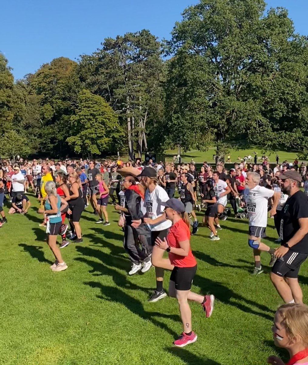 kvaxjo's tweet image. Stor framgång för årets Fredslopp och för solidaritetsrörelsen. Fler än 1500 deltog i de olika loppen i Göteborg idag och många många andra var på plats. Löpvägen kantades av göteborgare som hejade på och visade sitt stöd för Palestina. #Fredsloppet #solidaritet #Kuba #Palestina