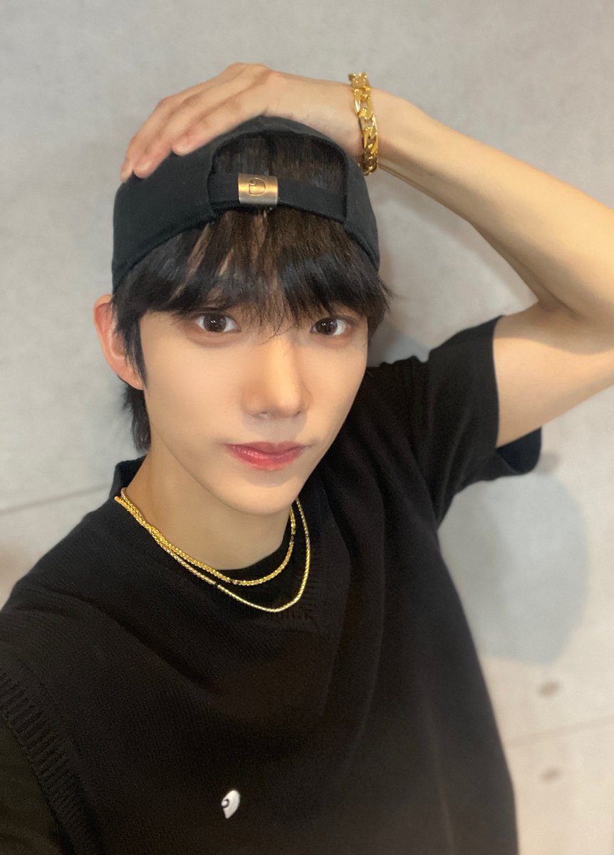 official_arrc's tweet photo. 안녕하세요!!!!!!!!! 저희 오늘….. 막방했어요!!!!!!!!!!! 이야… 처음 데뷔곡을 들었던 순간, 처음 녹음을 하고 연습을 한 순간, 뮤비를 촬영하고 데뷔 쇼케이스를 했던것도 다 엊그제 일처럼 생생한데 벌써 5주라는 시간이 흘러 ARrC의 첫 활동을 이렇게 마무리하게 되다니…. 정말 눈물펑펑모먼트라니까요ㅠㅠ 아무튼 5주동안 정말 걱정되고 힘든 일도 많았지만 그만큼 무대 위가 너무나도 즐겁고 행복해 결과적으로는 정말 얻어가는게 많았던 시간이었어요! 이 활동을 발판 삼아 앞으로 더욱 멋지게 성장해나가는 ARrC가 되겠습니다! 그리고 5주동안 모든 활동을 응원하고 함께해주신 분들도 진심으로 감사하고 사랑합니다!!!

P.S. 오늘 (9월 21일) 은 세계 평화의 날이래요? 다들 사랑과 평화를 가슴 속에 새기며 서로 이해하는 세계를 만들어 갑시다!

Ba-dee-ya!

#ARrC #아크
#HYUNMIN #현민
#ARx2C  
#SnS #sourandsweet 
#ARrC_SnS