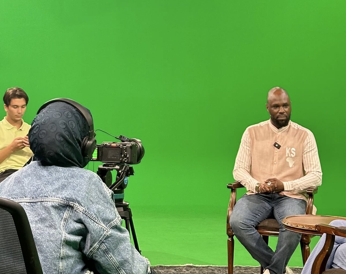 Kablano's tweet photo. It was great to have Mr. Kemi Seba, an international Pan-African leader and activist, at Albayrak Media. We had a great conversation about Malcolm X and conducted an excellent interview for our French news service. - @KemiSeba1 

Uluslararası Pan-Afrikan lider ve aktivist Kemi Seba, Albayrak Medya'yı ziyaret etti. Malcolm X üzerine güzel bir sohbet gerçekleştirdik ve Fransız haber servisimiz için önemli bir röportaj yaptık. - @KemiSeba1