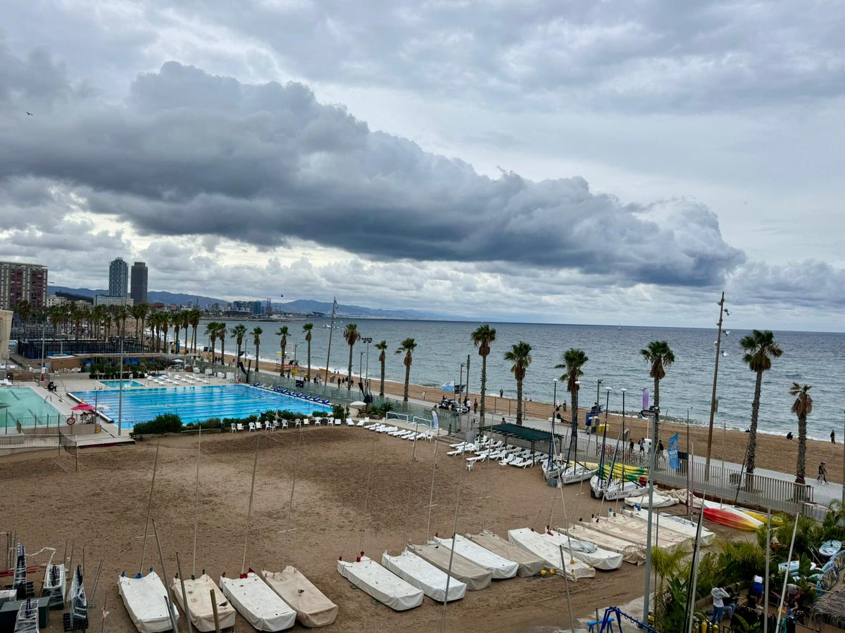☁️ Cel ennuvolat, especialment mirant cap a la banda de mar, amb ruixats que es passegen davant la façana marítima. En aquests moments l'ambient és confortable amb 22ºC i un 65% d'humitat, segons la nostra estació ubicada al Poblenou
📌 beteve.cat/temps-barcelon…
