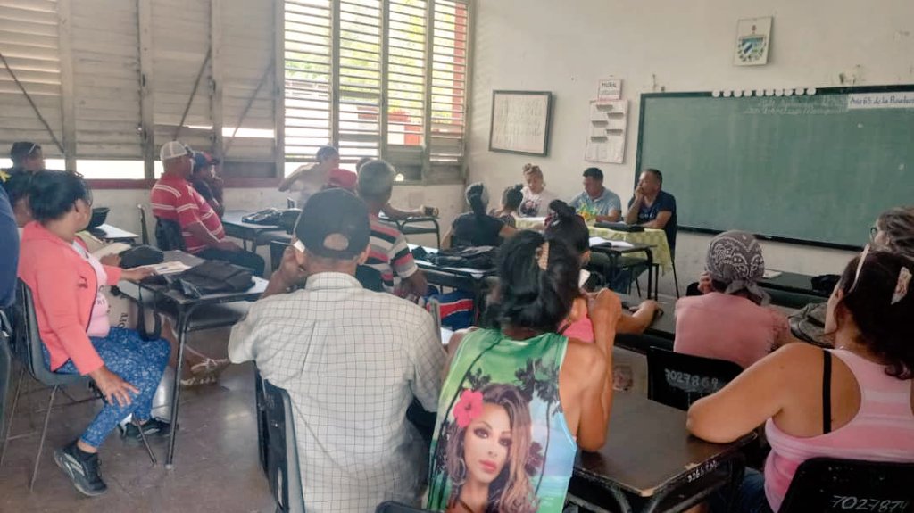 CespedesNo61147's tweet photo. Se realiza en la comunidad de #SanFrancisco en #Manzanillo se realiza la reunión de los factores del Consejo Popular, todo por el pueblo #LaPremisaEsHacer #SumarNoRestar
#PccManzanillo https://t.co/1MlPdstfcZ