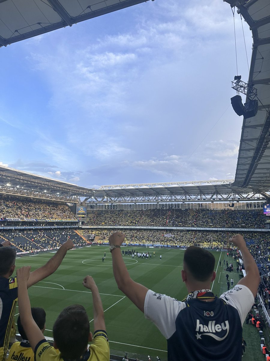 Sanki aramıza yıllar, binlerce kilometreler girmemiş gibi, ilk kez geldiğim gün, son kez gelişim gibi 💛💙