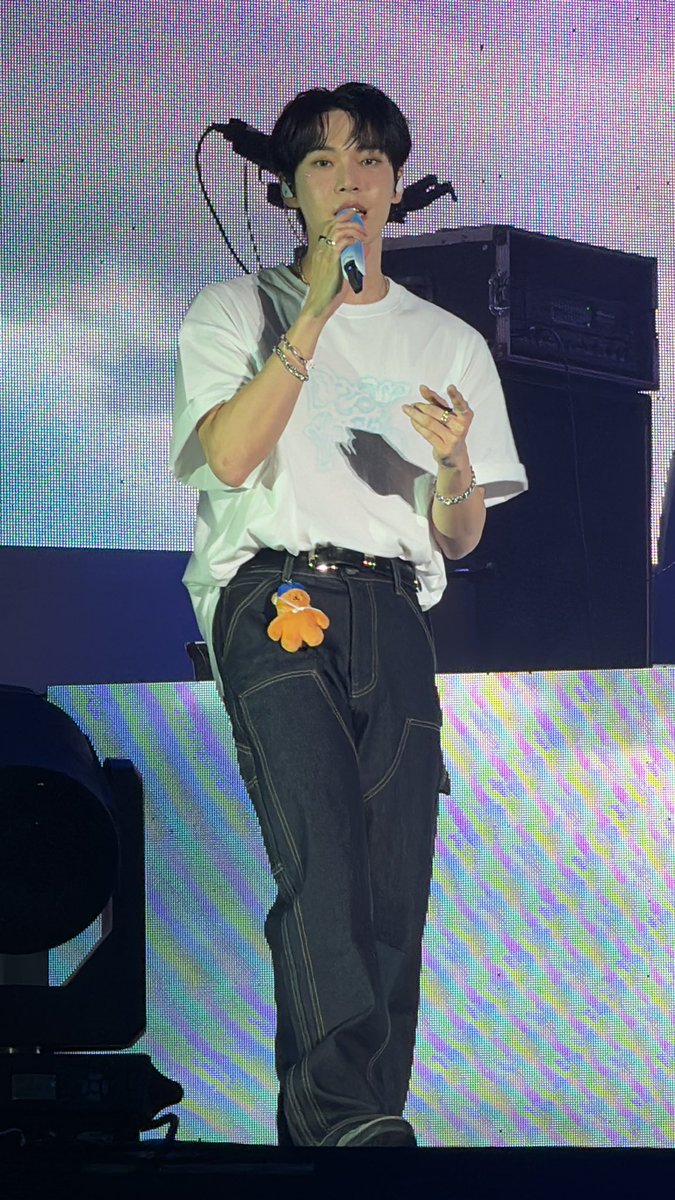 kdynuna's tweet photo. Dear Youth, in Jakarta the best concert I've ever had in my life 🩵
Jujur lebih suka vibes di Jakarta daripada pas di Seoul kemarin... Doyoung nya lebih gemes, penontonnya jg lebih seruuuu sing along &amp; fanchant nya rameee 🫶🏻
Terbaiiiik! Menyala Kim Doyoung 🔥🔥🔥 https://t.co/FE1bSlEKsH