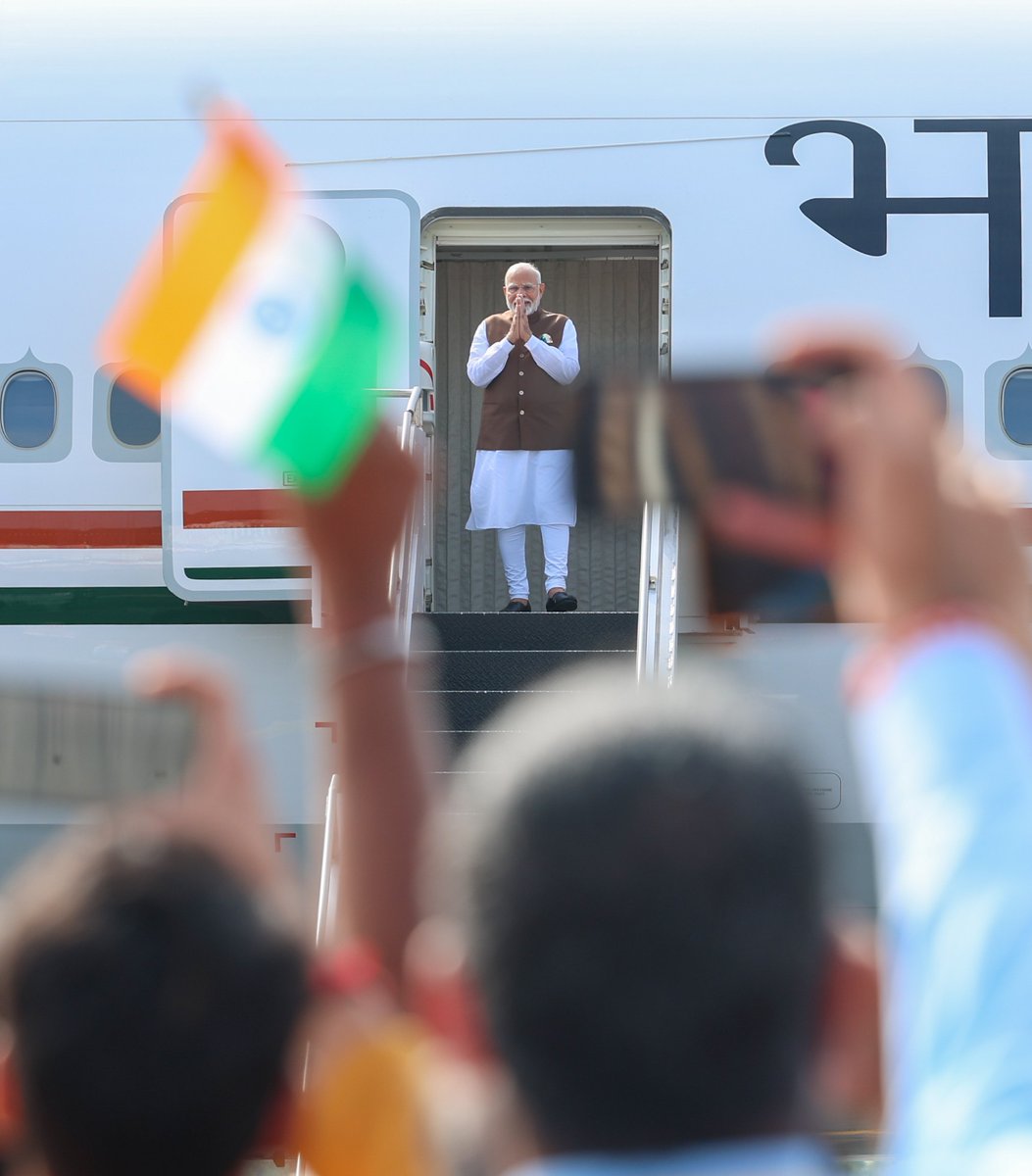 narendramodi's tweet photo. An energetic welcome in Philadelphia! Our diaspora’s blessings are greatly cherished. https://t.co/vwIc9dB2yv