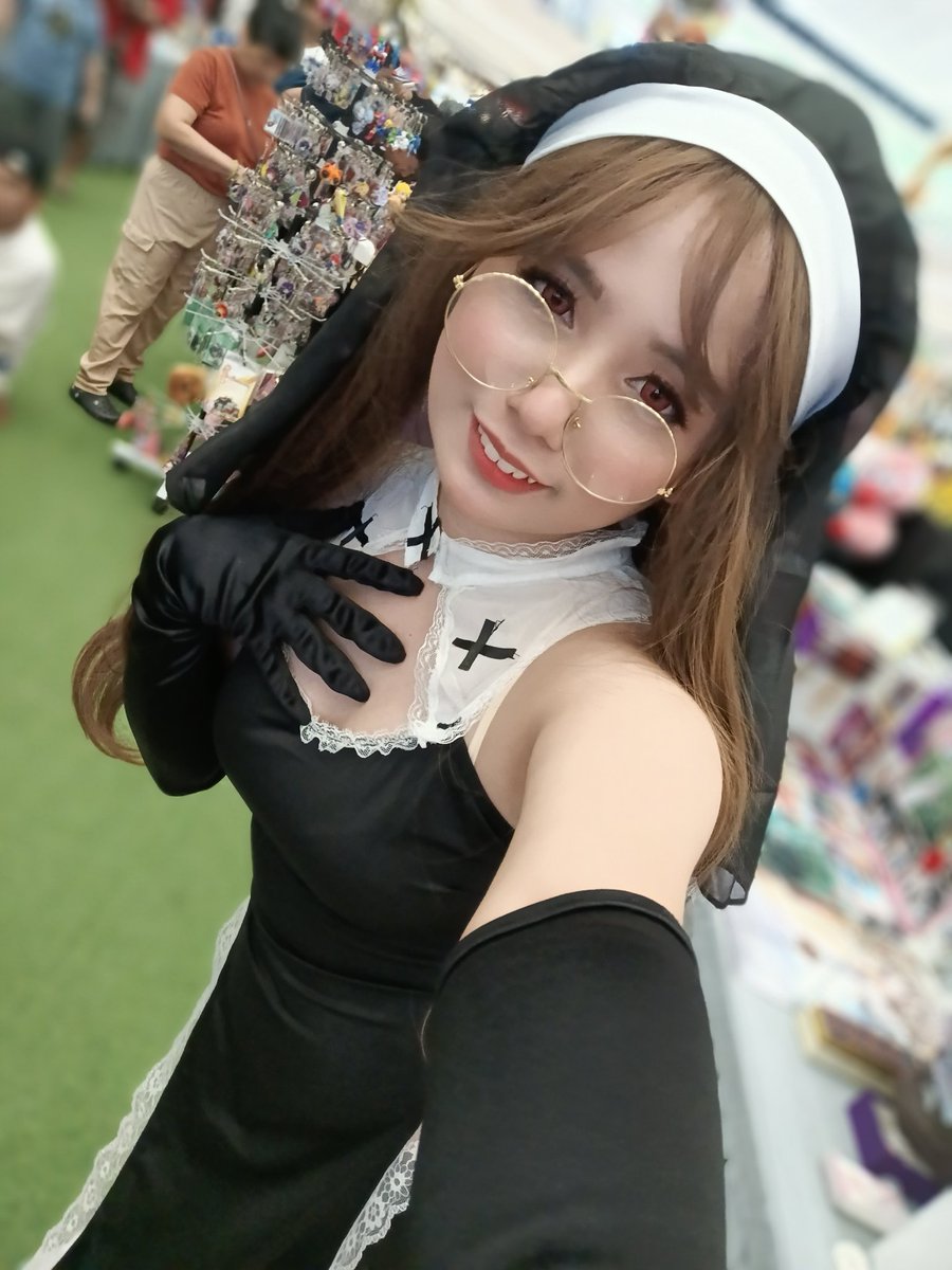 MayuShiraimu's tweet photo. VoltCon day 3 DONE!!! Thank you for visiting our booth and supporting me, HARU 春 Cosplay and Chii Kyu!~ (⁠≧⁠▽⁠≦⁠) 

#nuncosplay #chowbie #voltcon #prints #booth #cosplay https://t.co/S4WgzL5000