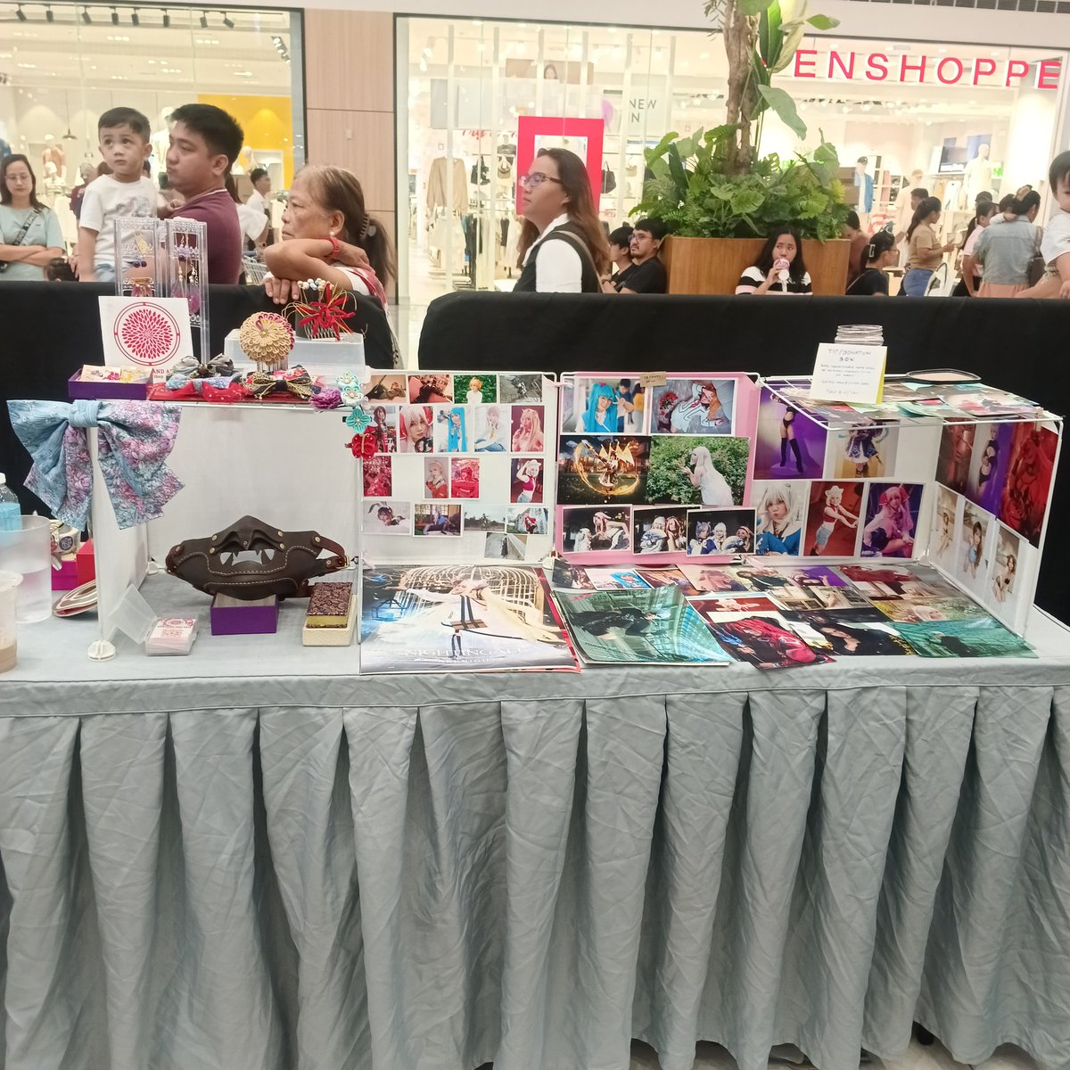 MayuShiraimu's tweet photo. VoltCon day 3 DONE!!! Thank you for visiting our booth and supporting me, HARU 春 Cosplay and Chii Kyu!~ (⁠≧⁠▽⁠≦⁠) 

#nuncosplay #chowbie #voltcon #prints #booth #cosplay https://t.co/S4WgzL5000