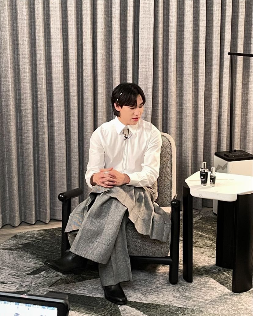 BamBamBooster's tweet photo. 240921 | mizangwon_y00n’s IG (2/2)
 ⠀
랑콤 실버 프린스😏 #bambam #singapore
•
•
•
🎤Artist @bambam1a
✨Hair @.mizangwon_y00n
🏠 @.mizangwonbytaehyun

BAMBAM FM LANCÔME SG
#BamBamxLancome
#stepintothefuture
#GENIFIQUE #Lancôme
#Lancome #LancomeSG 
#BamBam #뱀뱀 @BAMBAMxABYSS https://t.co/ADkZhQLhS8